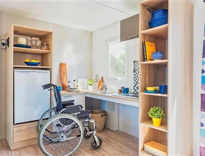 Mobile home kitchen for 4/6 people with 2 bedrooms and air conditioning accessible to people with reduced mobility