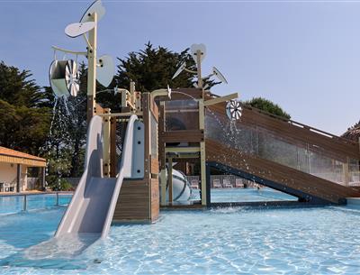 Heated swimming pool and slide at the 4-star Les Sirènes campsite in Saint-Jean-de-Monts