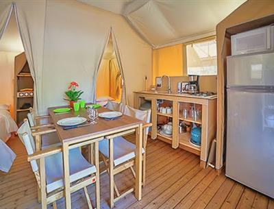 Lodge tent kitchen 4 people 2 bedrooms