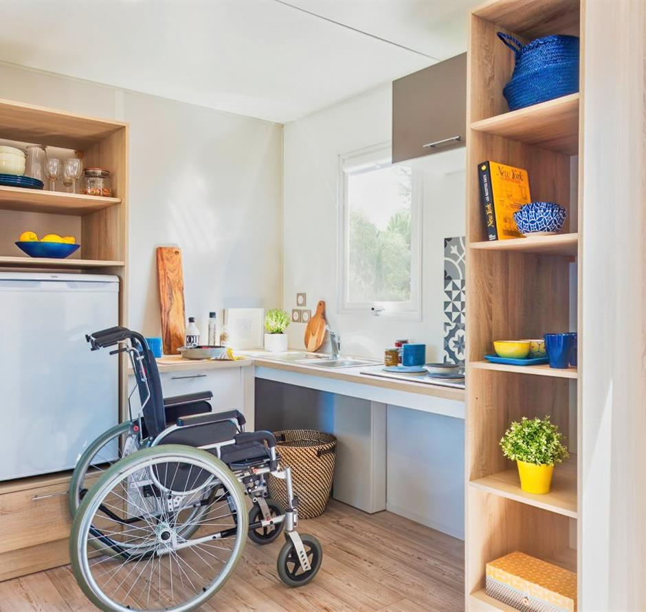 Mobile home kitchen for 4/6 people with 2 bedrooms and air conditioning accessible to people with reduced mobility 