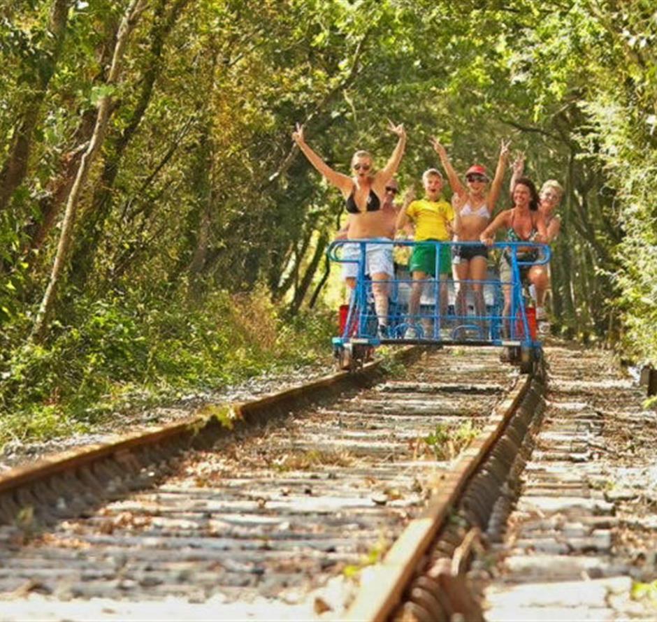 Various nature-based activities around the 3-star Les Sirènes campsite 