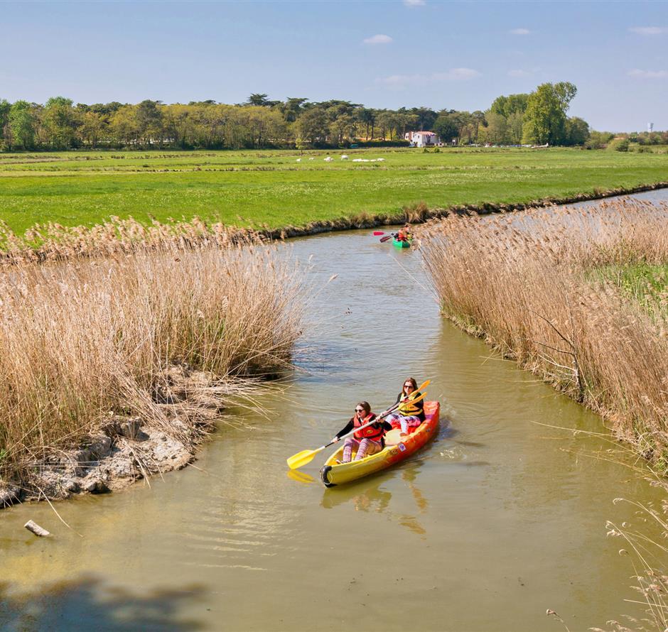 Kayak and Paddle near the 3-star Les Sirènes campsite 