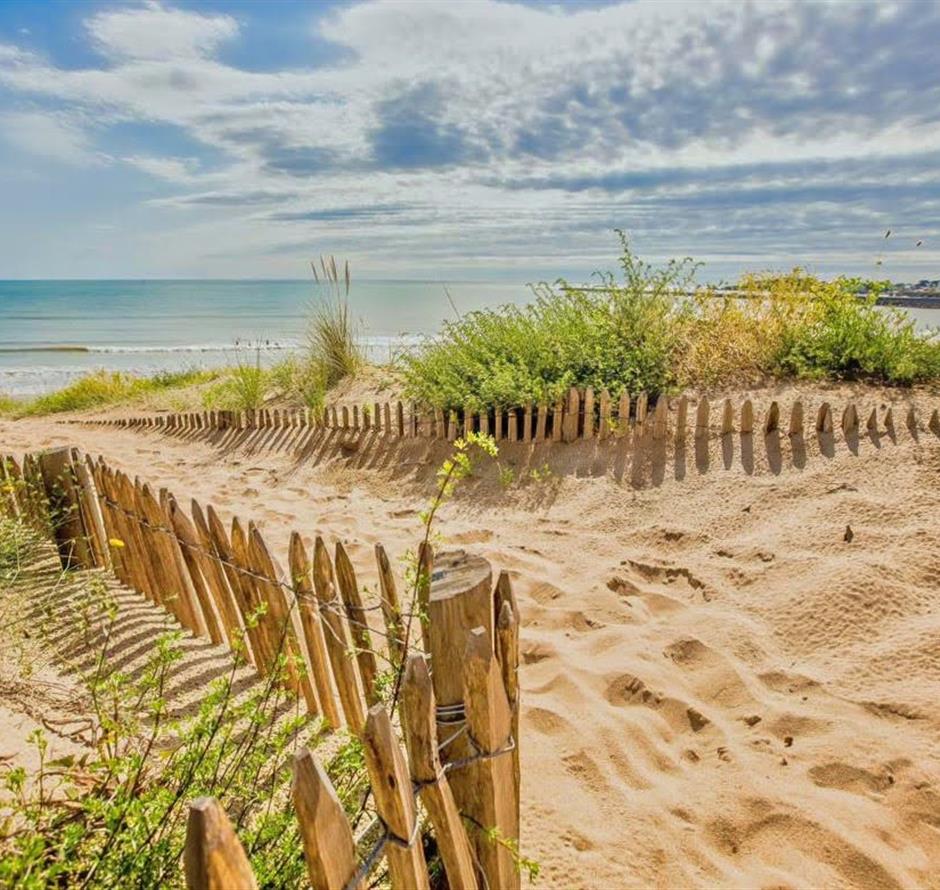 Saint-Jean-de-Monts beach in Vendée near Les Sirènes 3-star campsite 
