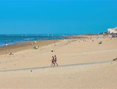 Saint-Jean-de-Monts beach in Vendée near Les Sirènes 3-star campsite