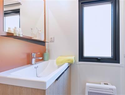 Cottage bathroom 2 pers 4 flowers