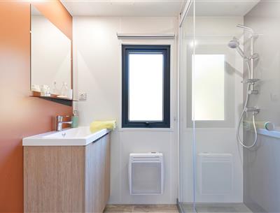 Cottage bathroom 2 pers 4 flowers