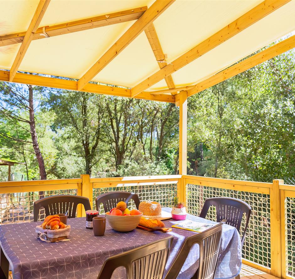 Outdoor terrace of the Cottage 6 people 3 flowers 