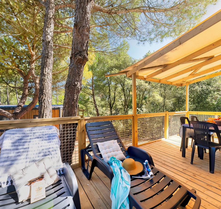 Outdoor terrace of the Cottage 6 people 3 flowers 