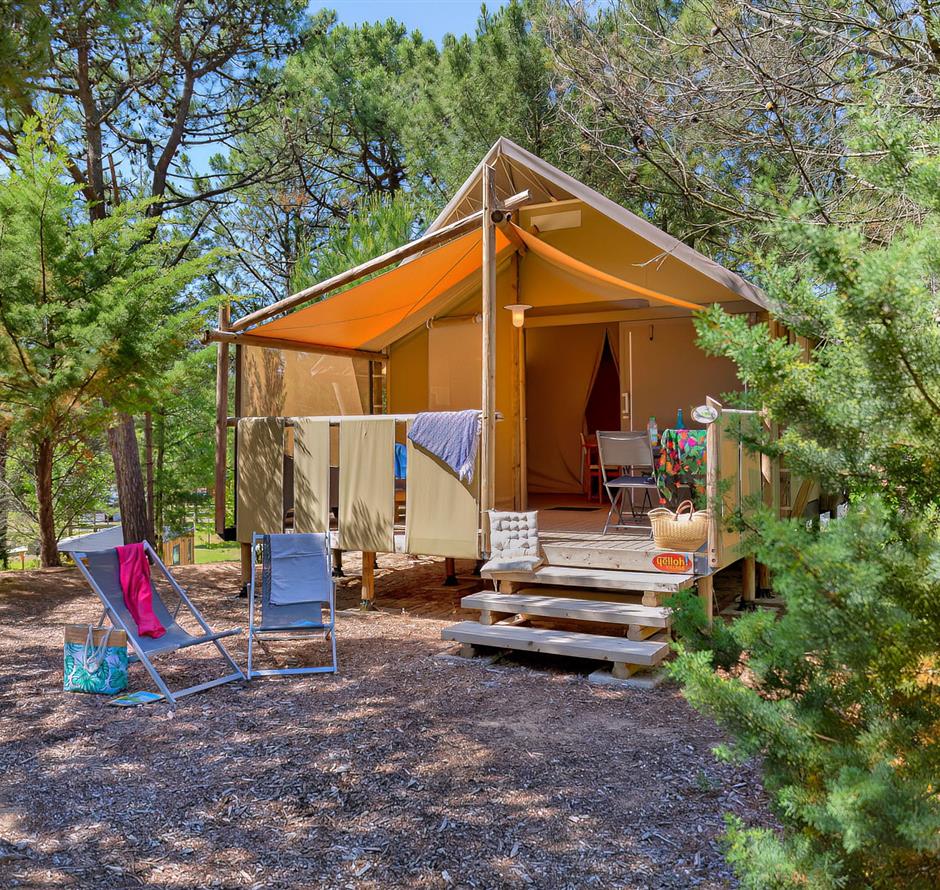 Exterior view of the Lodge Tent 4 people 2 flowers 
