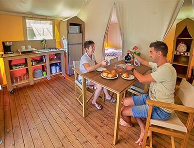 Interior of the lodge tent 4 pers 2 flowers