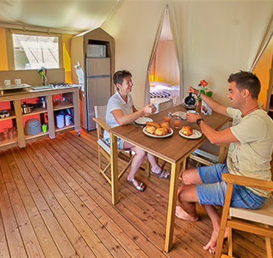 Interior of the lodge tent 4 pers 2 flowers 
