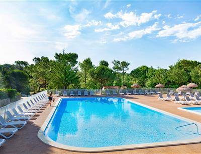 Heated swimming pool at Camping Les Sirènes ***