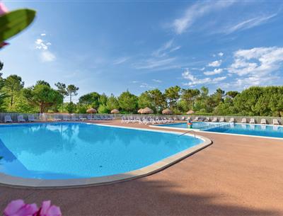 Heated swimming pool at Camping Les Sirènes ***