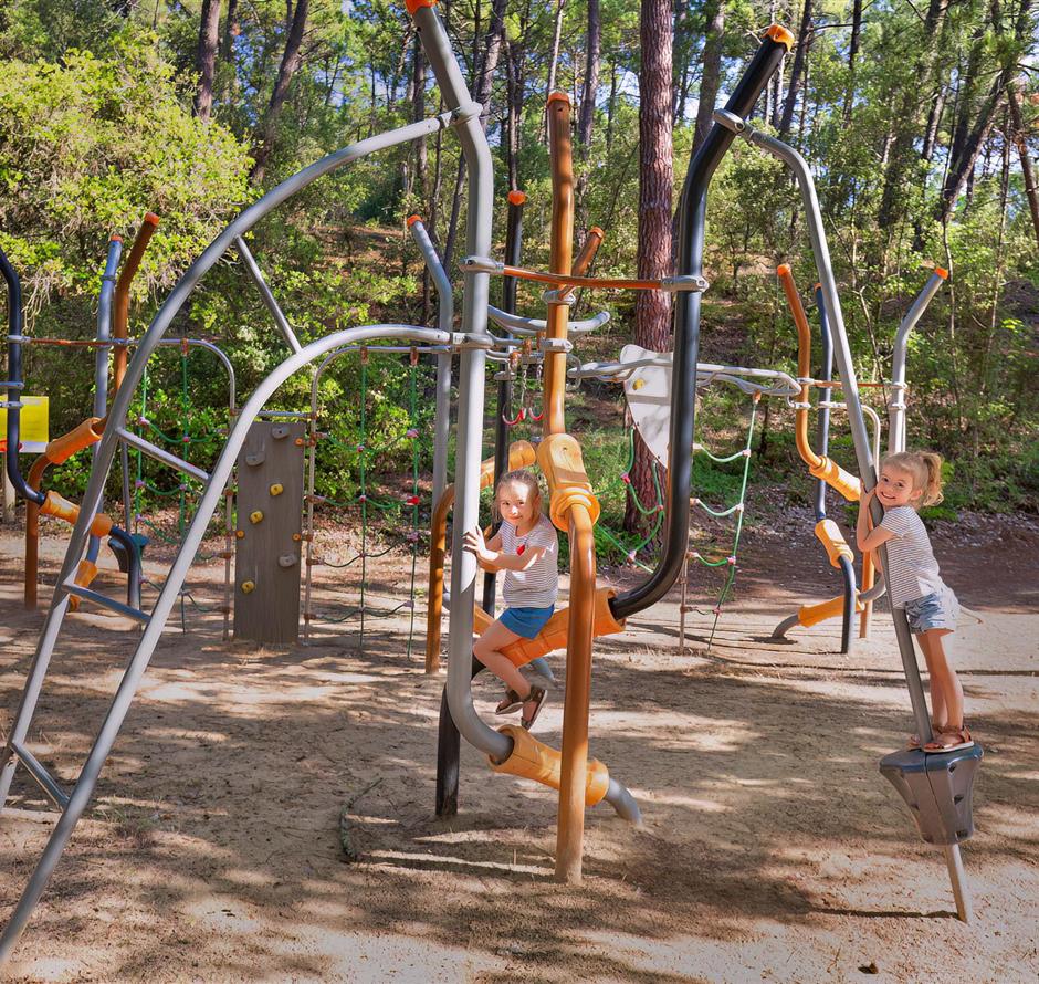 children's play area at Camping Les Sirènes 