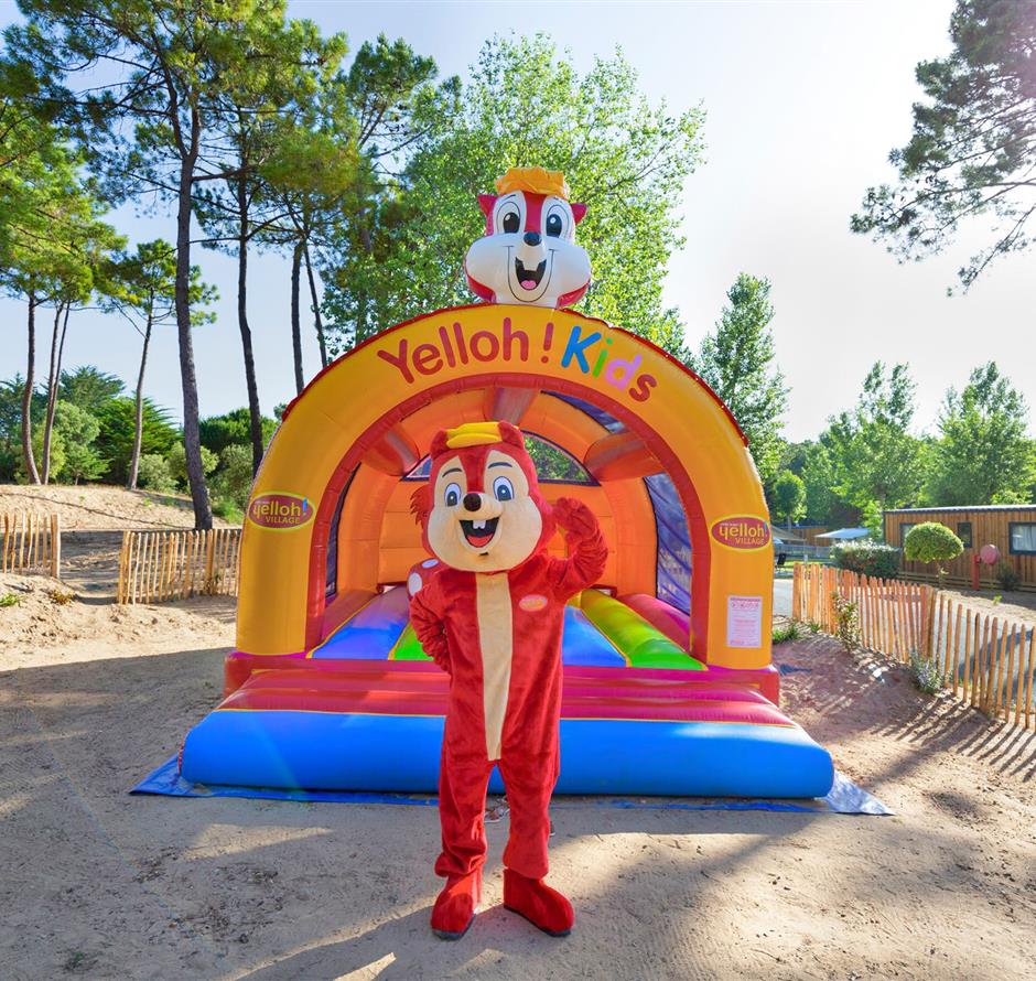 inflatable structure for children at Camping Les Sirènes 
