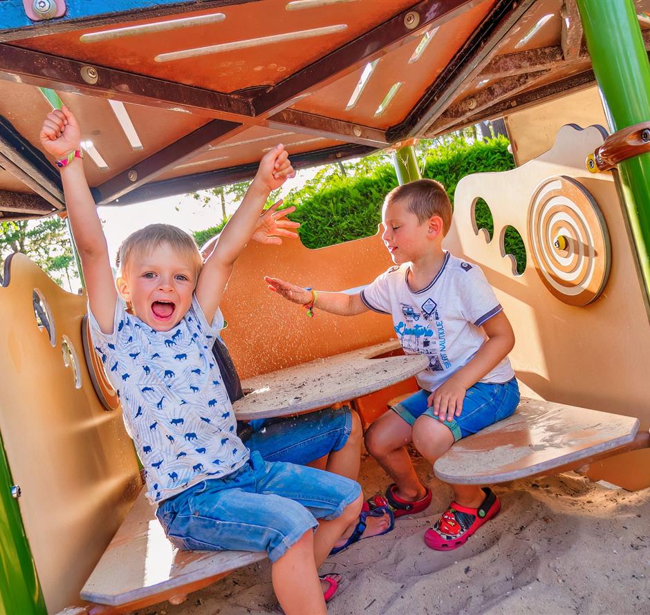 children's play area at Camping Les Sirènes 