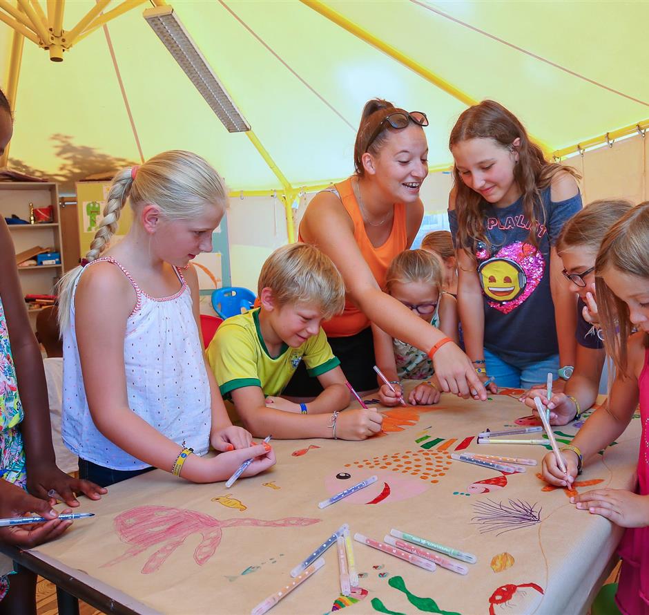 Manual activities for children at Camping Les Sirènes 