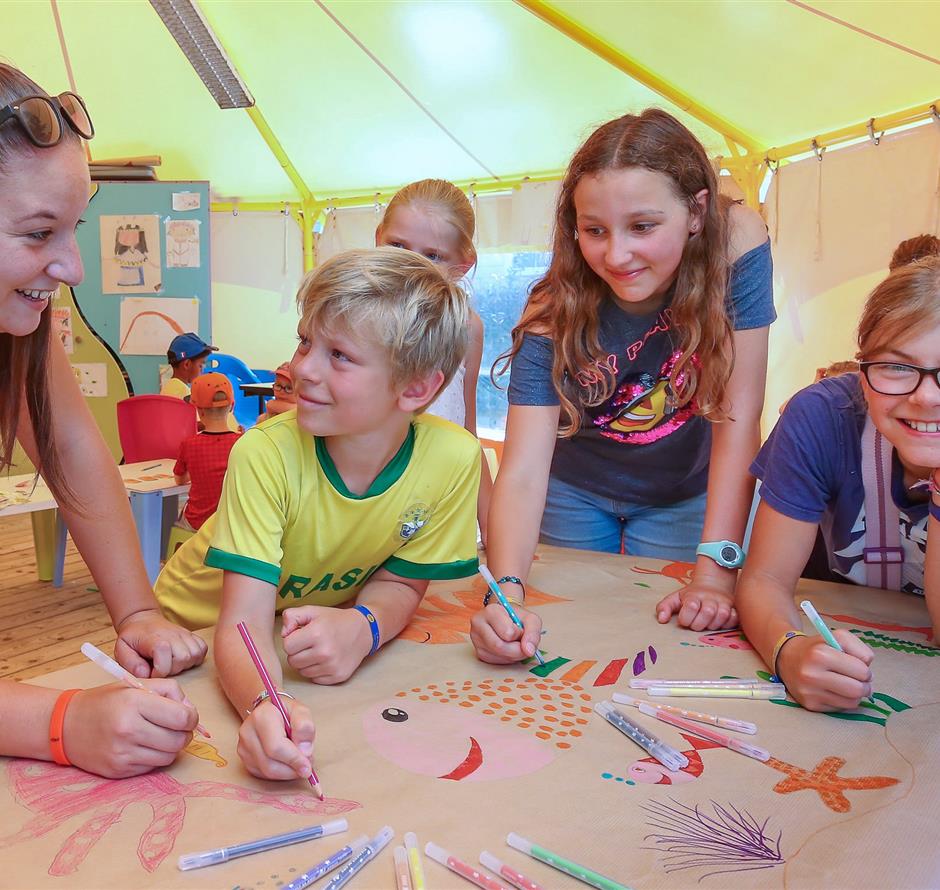 Manual activities for children at Camping Les Sirènes 