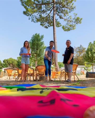 Leisure and entertainment on the 3-star Les Sirènes campsite in Saint-Jean-de-Monts (games of pétanque, table tennis, fitness classes, cycling, football, aquagym lessons, having a drink at the bar, etc.) - CAMPING**** Les Sirènes