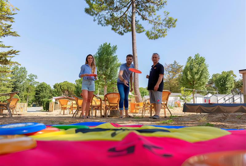 Leisure and entertainment on the 3-star Les Sirènes campsite in Saint-Jean-de-Monts (games of pétanque, table tennis, fitness classes, cycling, football, aquagym lessons, having a drink at the bar, etc.) - CAMPING**** Les Sirènes