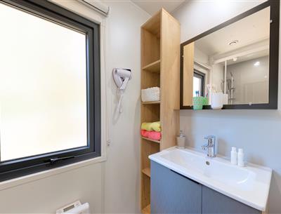 Cottage bathroom 6 people 3 bedrooms 4 flowers