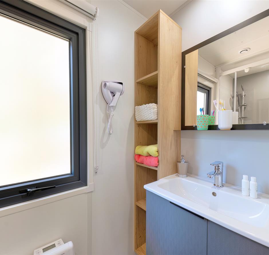 Cottage bathroom 6 people 3 bedrooms 4 flowers 