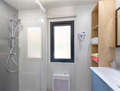 Cottage bathroom 6 people 3 bedrooms 4 flowers