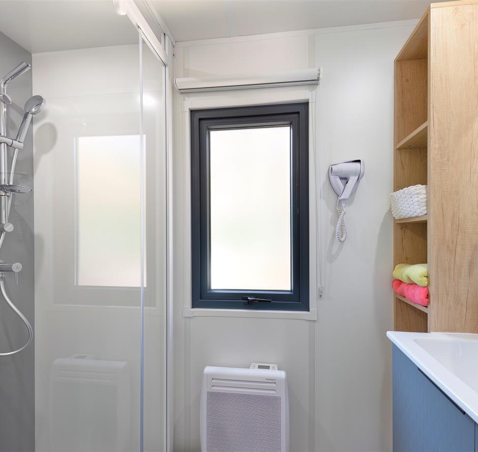Cottage bathroom 6 people 3 bedrooms 4 flowers 