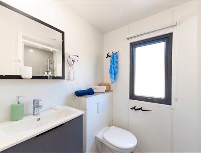 Cottage bathroom 6 people 3 bedrooms 4 flowers