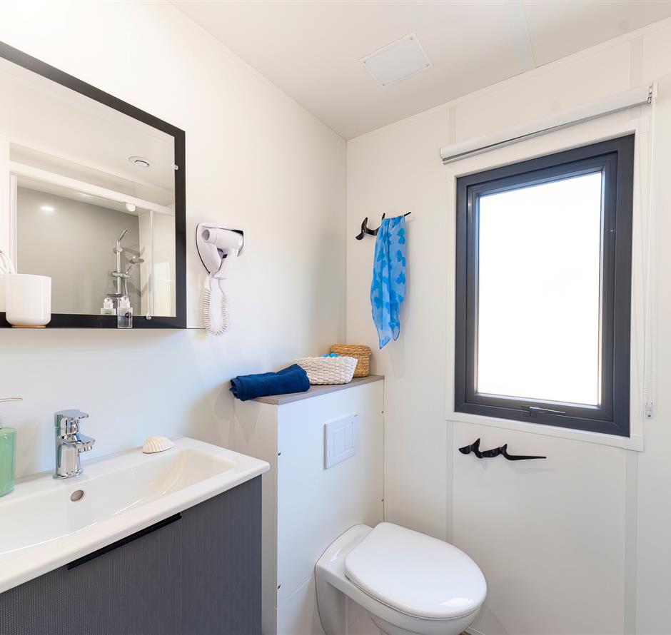 Cottage bathroom 6 people 3 bedrooms 4 flowers 