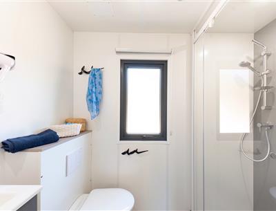 Cottage bathroom 6 people 3 bedrooms 4 flowers