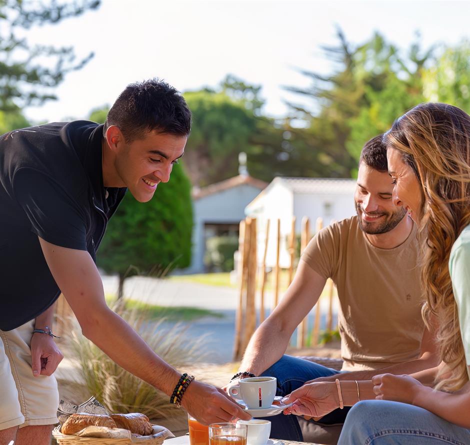 Breakfast service at Camping Les Sirènes 
