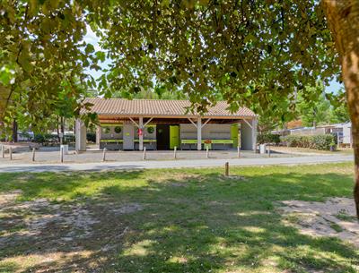 On-site services at Les Sirènes 3-star campsite in Saint Jean de Monts in Vendée (breakfast, bike rental, snack bar, bar, grocery store, massage, laundry, etc.)