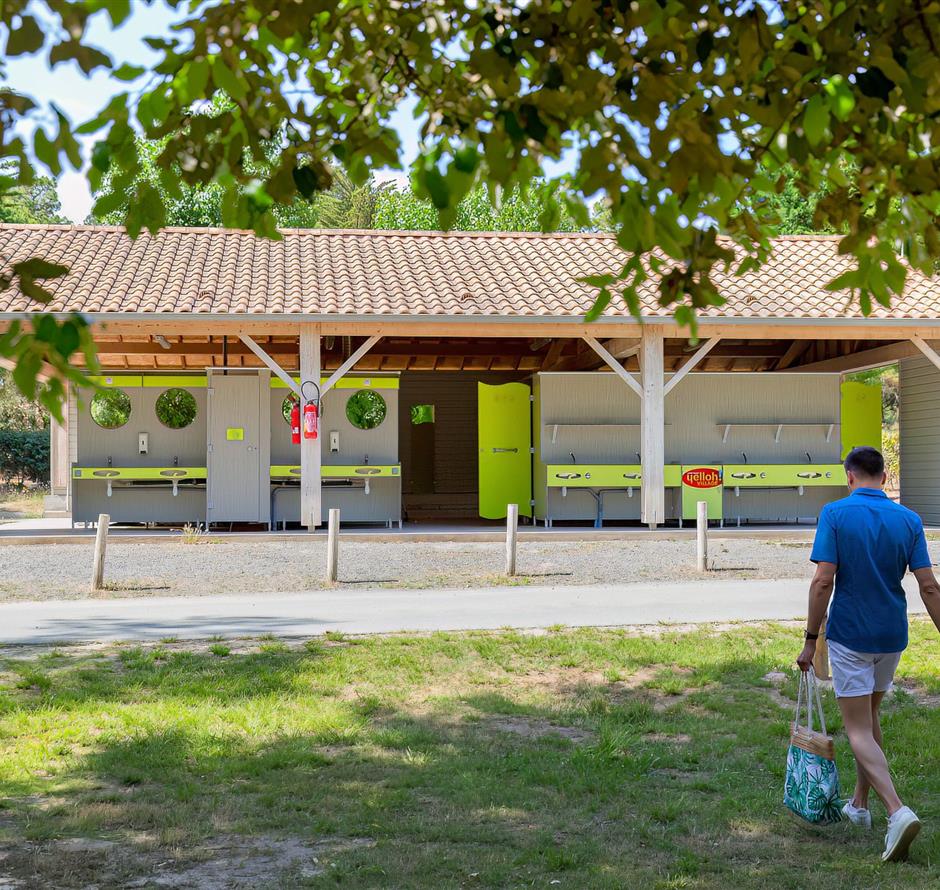 On-site services at Les Sirènes 3-star campsite in Saint Jean de Monts in Vendée (breakfast, bike rental, snack bar, bar, grocery store, massage, laundry, etc.) 