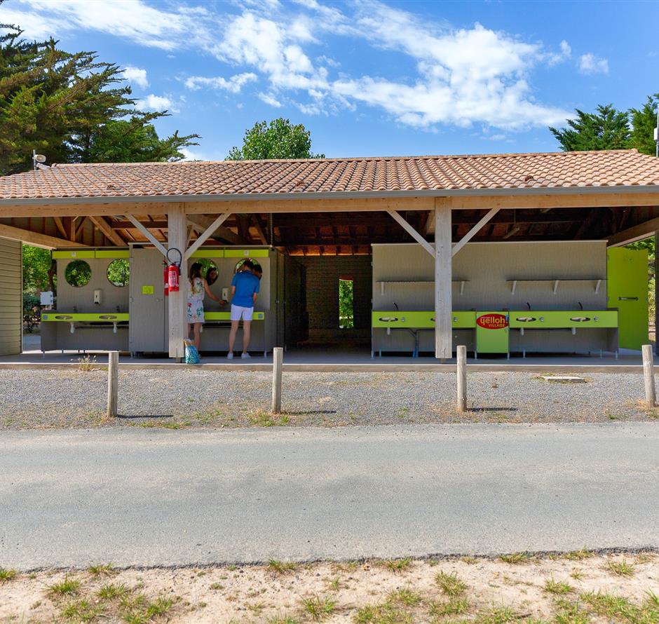 On-site services at Les Sirènes 3-star campsite in Saint Jean de Monts in Vendée (breakfast, bike rental, snack bar, bar, grocery store, massage, laundry, etc.) 
