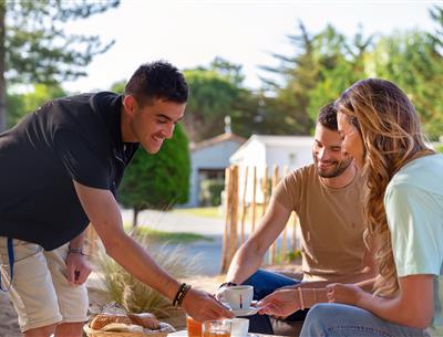 On-site services at Les Sirènes 3-star campsite in Saint Jean de Monts in Vendée (breakfast, bike rental, snack bar, bar, grocery store, massage, laundry, etc.)