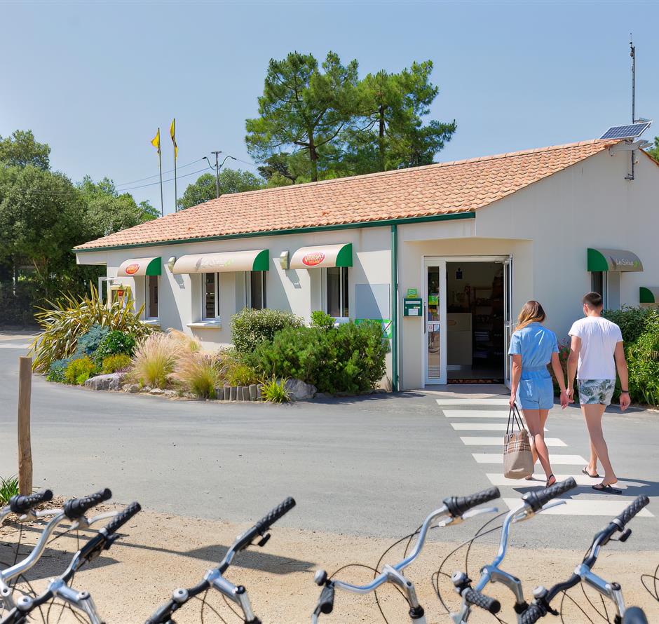 On-site services at Les Sirènes 3-star campsite in Saint Jean de Monts in Vendée (breakfast, bike rental, snack bar, bar, grocery store, massage, laundry, etc.) 