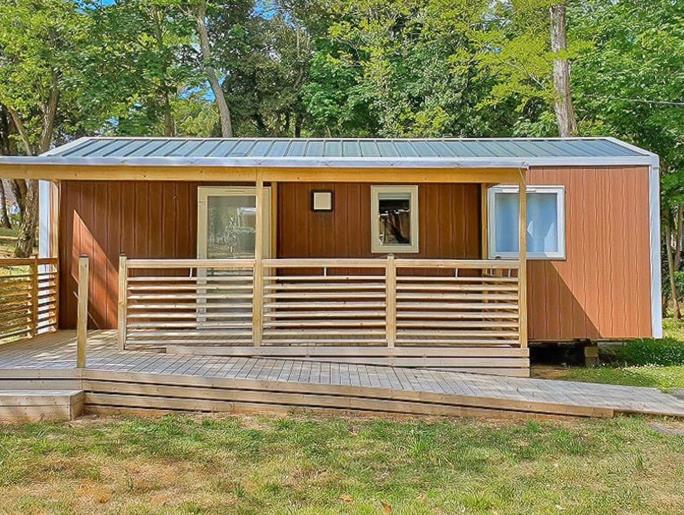 Exterior view of the mobile home for 4/6 people with 2 bedrooms and air conditioning accessible to people with reduced mobility