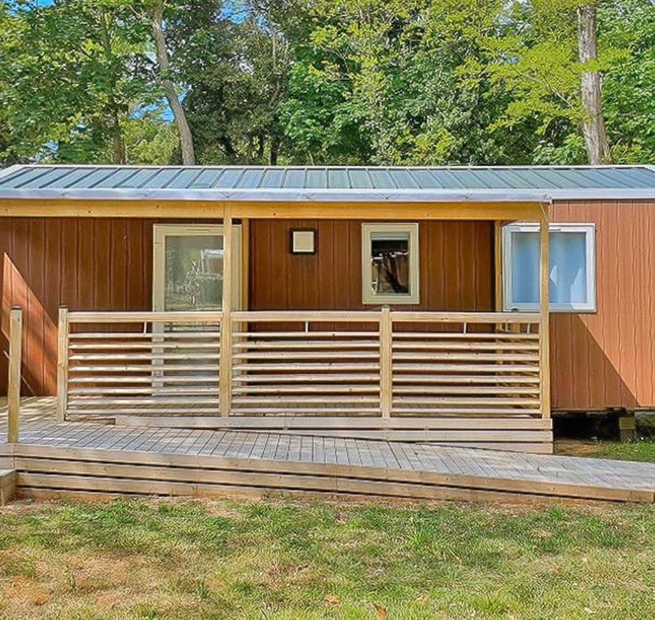 Exterior view of the mobile home for 4/6 people with 2 bedrooms and air conditioning accessible to people with reduced mobility 