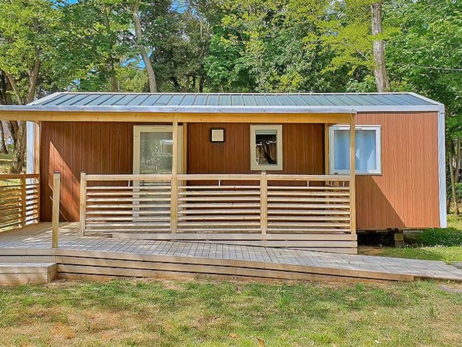Exterior view of the mobile home for 4/6 people with 2 bedrooms and air conditioning accessible to people with reduced mobility - CAMPING**** Les Sirènes