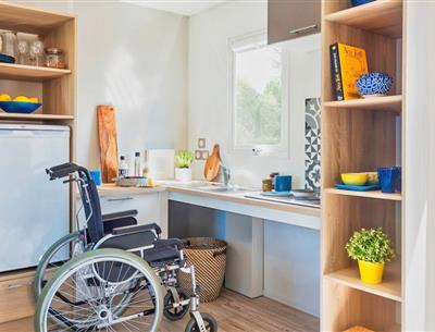 Mobile home kitchen for 4/6 people with 2 bedrooms and air conditioning accessible to people with reduced mobility