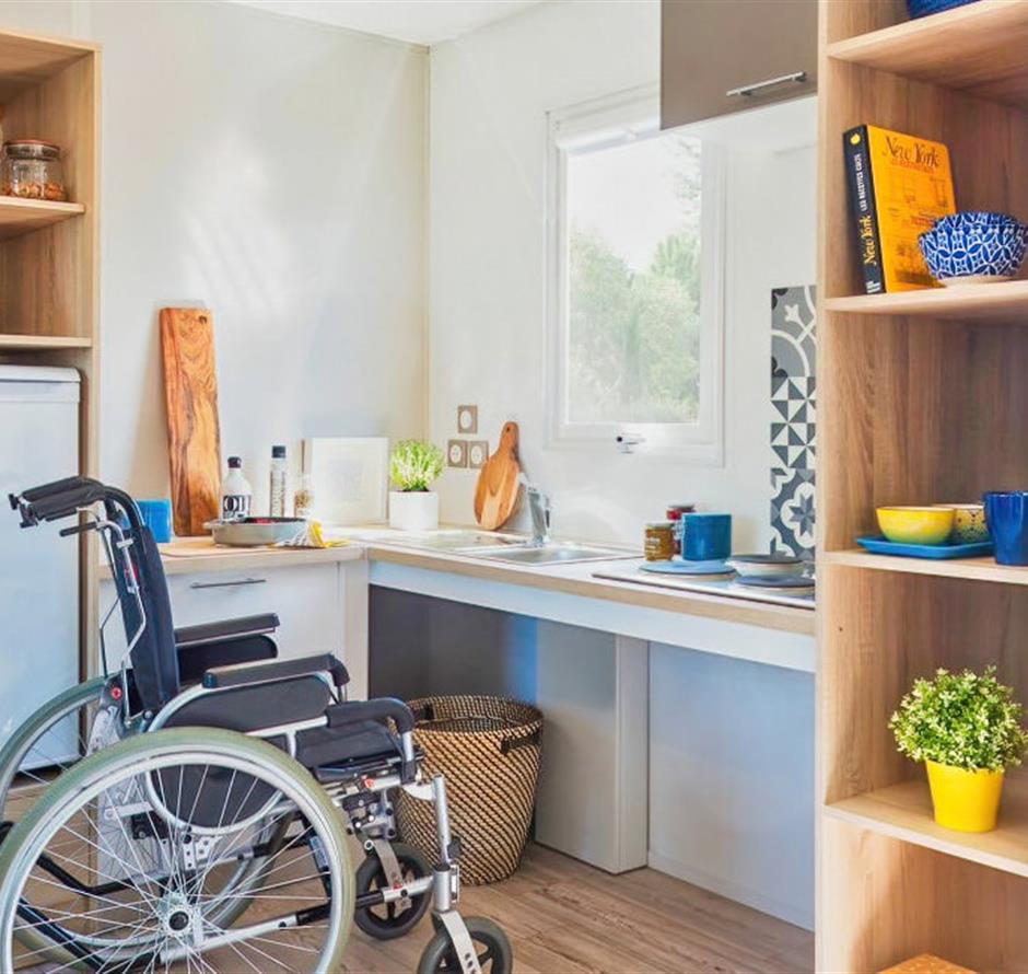 Mobile home kitchen for 4/6 people with 2 bedrooms and air conditioning accessible to people with reduced mobility 
