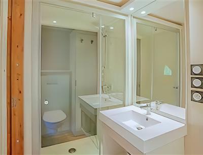 Bathroom of the Lodge tent 4 people 2 bedrooms