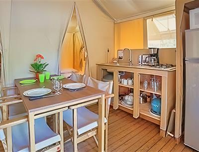 Lodge tent kitchen 4 people 2 bedrooms
