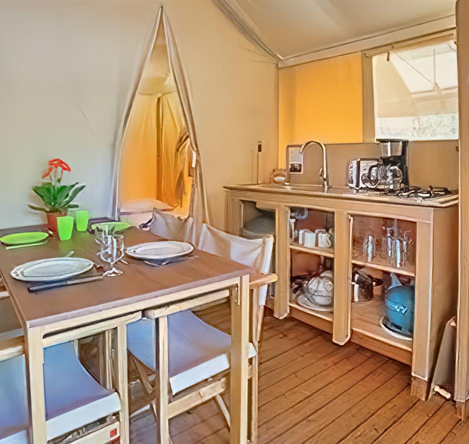 Lodge tent kitchen 4 people 2 bedrooms 