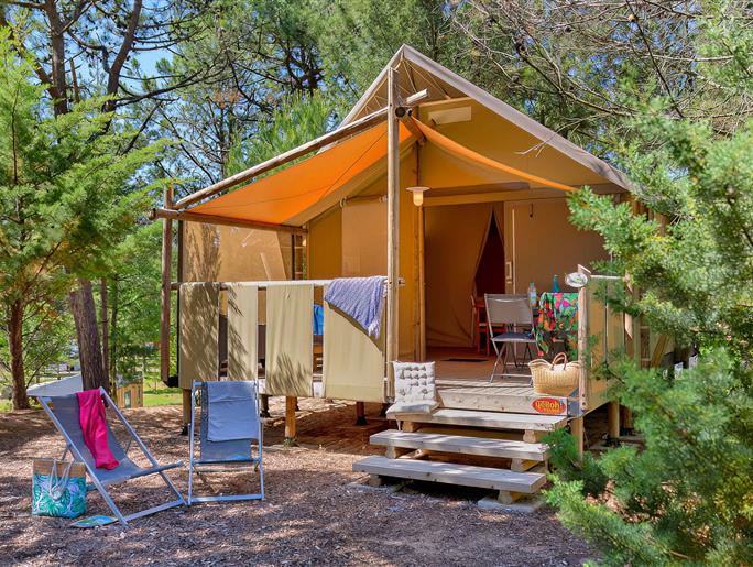 Exterior view of the Lodge Tent 4 people 2 flowers