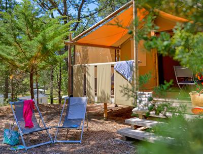 Exterior view of the Lodge Tent 4 people 2 flowers