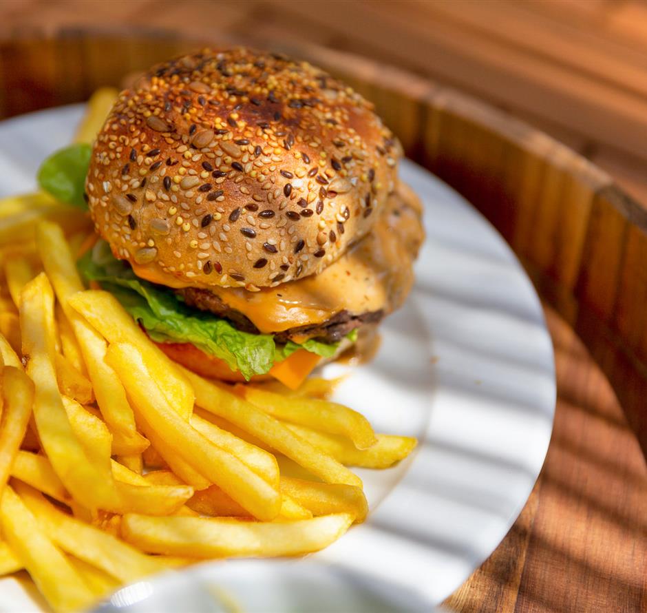 Snack Bar and grocery store service at Les Sirènes 3-star campsite in Saint-Jean-de-Monts 