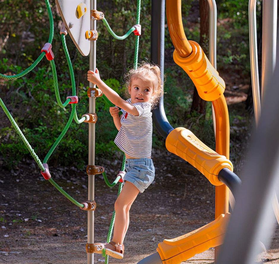 Activities and playground for children at Camping Les Sirènes 
