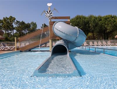 Heated swimming pool and slide at the 4-star Les Sirènes campsite in Saint-Jean-de-Monts